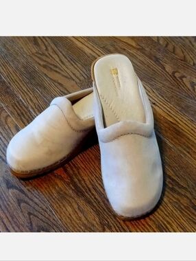 White Mountain Brand Suede Buff Color Clogs Nurse Shoes, Dental Hygienist 7 1/2
